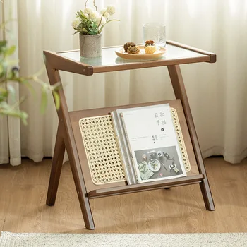 Стеклянный журнальный столик, минималистичный диван в гостиной, прикроватный светильник, роскошный приставной столик, японский ротанг